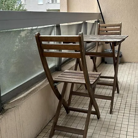 2 Bedroom Calm La Defense Apartment *