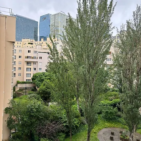 2 Bedroom Calm La Defense
